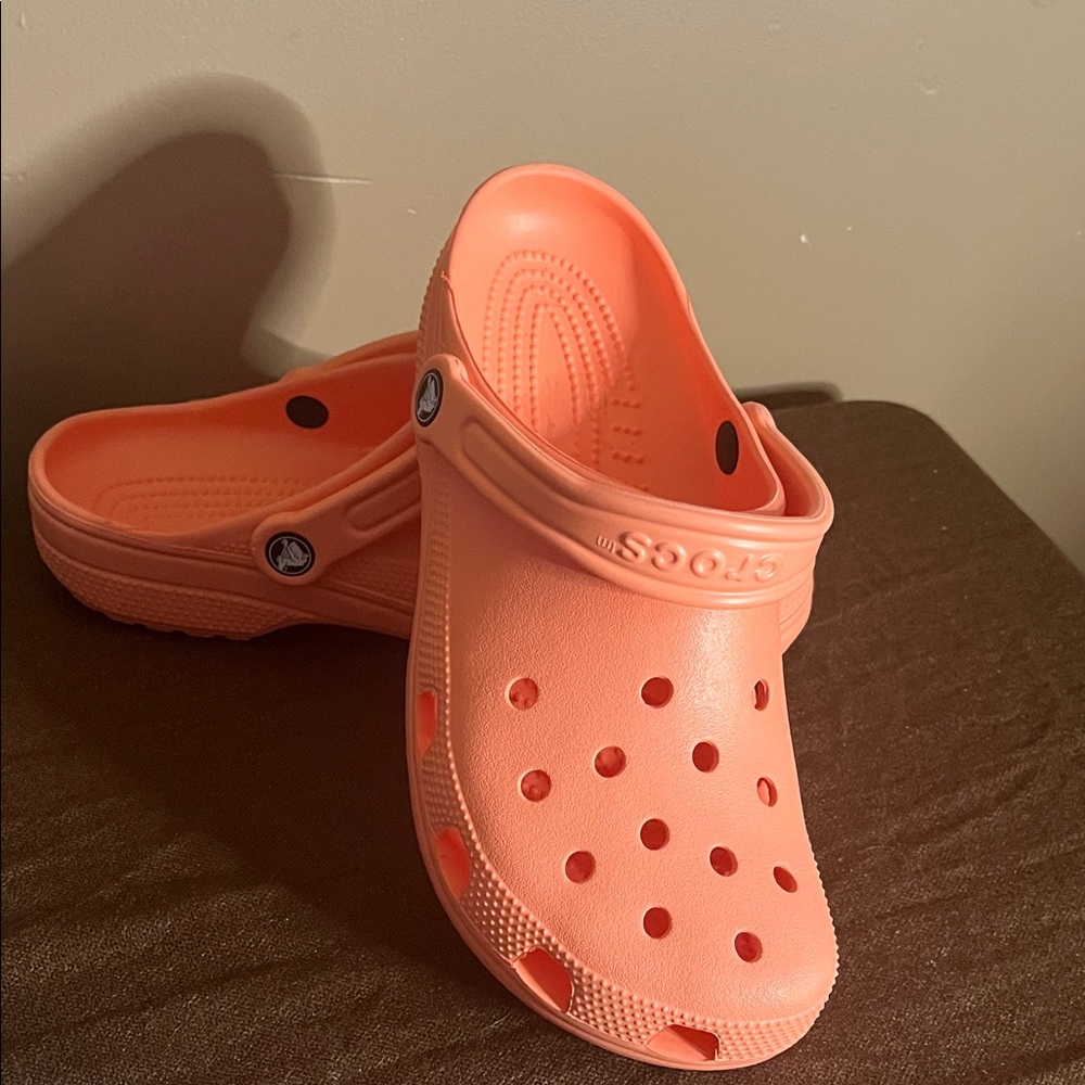 😄Orange Crocs woman size 10